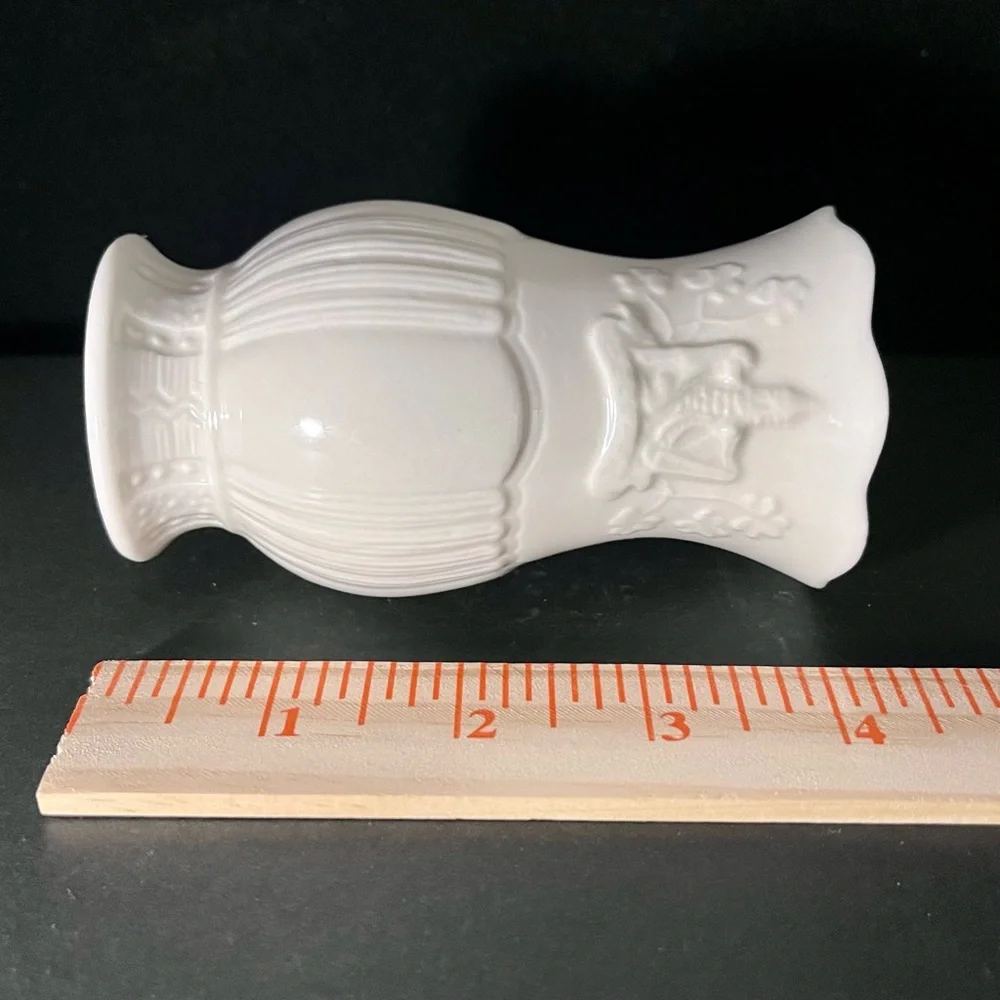 Vintage Belleek‎ Ireland Collectors Society Spill Vase NWT